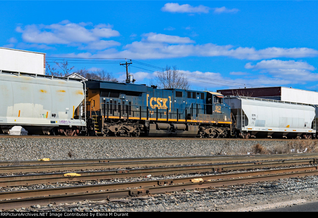 CSX 952 on M-404